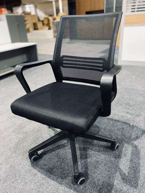 BRAND NEW Executive Comfortable Office Chair with Wheels and Adjustable Height.