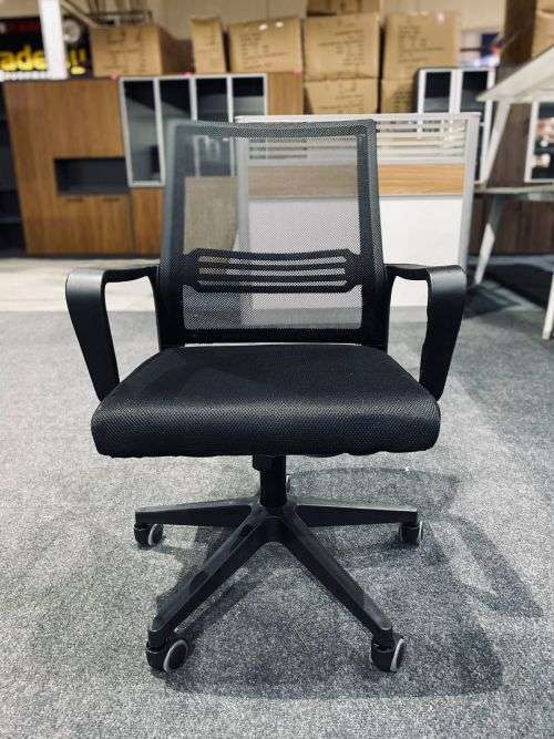 BRAND NEW Executive Comfortable Office Chair with Wheels and Adjustable Height.