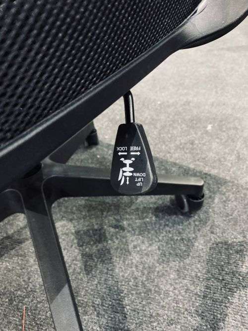 BRAND NEW Executive Comfortable Office Chair with Wheels and Adjustable Height.