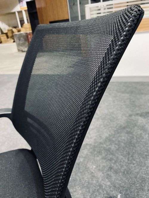 BRAND NEW Executive Comfortable Office Chair with Wheels and Adjustable Height.