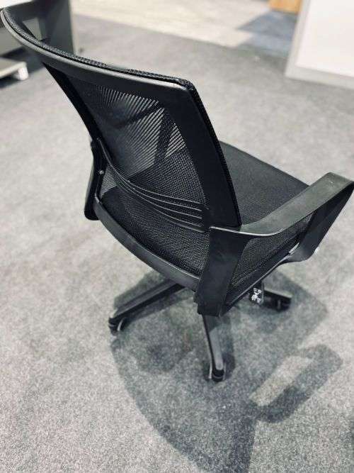 BRAND NEW Executive Comfortable Office Chair with Wheels and Adjustable Height.