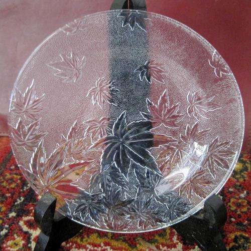 12 Patterned Glass plates, 18 cm !!!