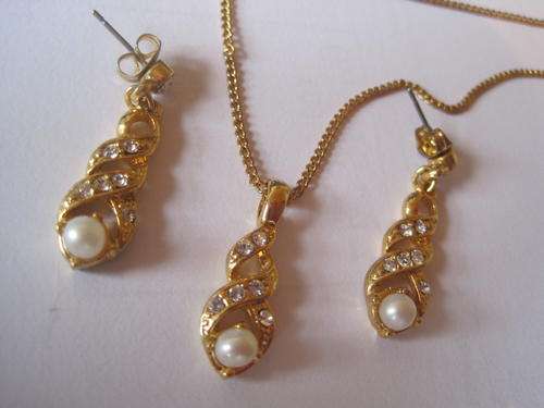 Pretty pearly pendant and earrings!