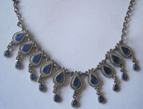 Charming collar necklace, blue stones.
