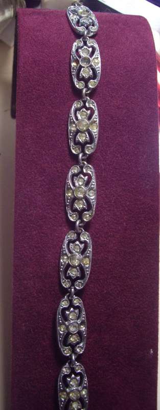 Pretty bracelet - 50's?