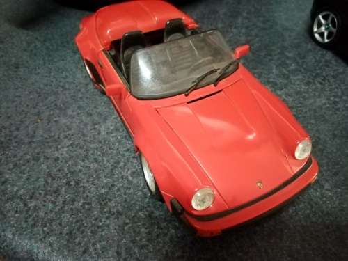 MAISTO -  PORSCHE 911 SPEEDSTER 1989 - Scale 1:18