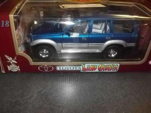 Toyota Land Cruiser Four wheel drive - 1:18 - Road Legends Models