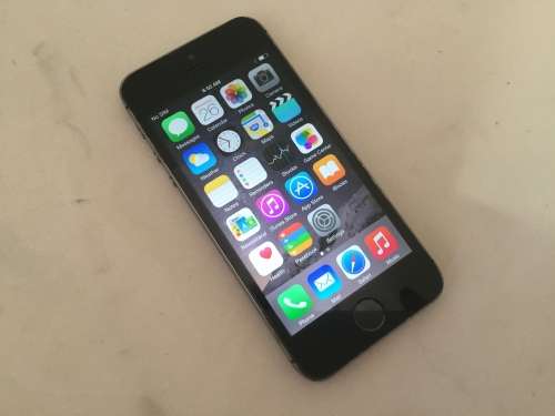 Apple iPhone 5s 16GB Space Grey - Free Courier Delivery!