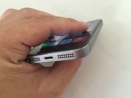 Apple iPhone 5s 16GB Space Grey - Free Courier Delivery!