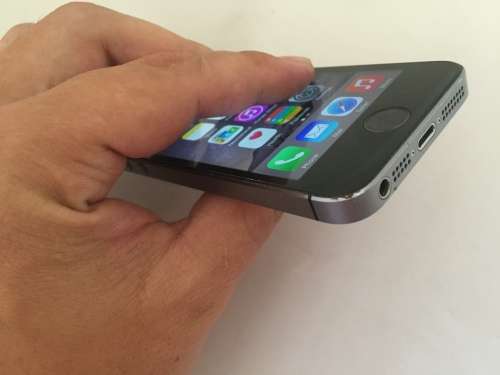 Apple iPhone 5s 16GB Space Grey - Free Courier Delivery!