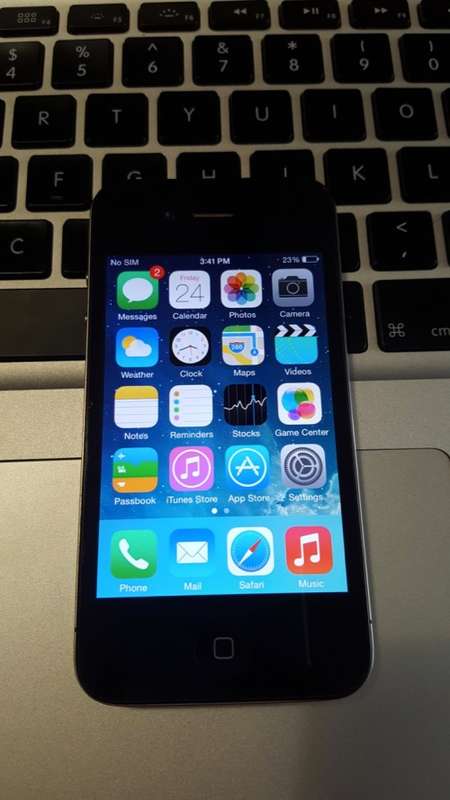 Golden Oldie - Apple iPhone 4 16gb Black (free cover + 6 Month Warranty)