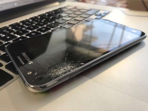 Samsung J5 8GB Black (Needs new screen)