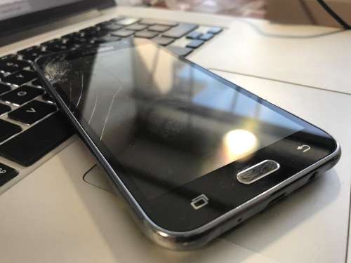 Samsung J5 8GB Black (Needs new screen)