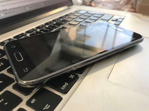 Samsung J5 8GB Black (Needs new screen)