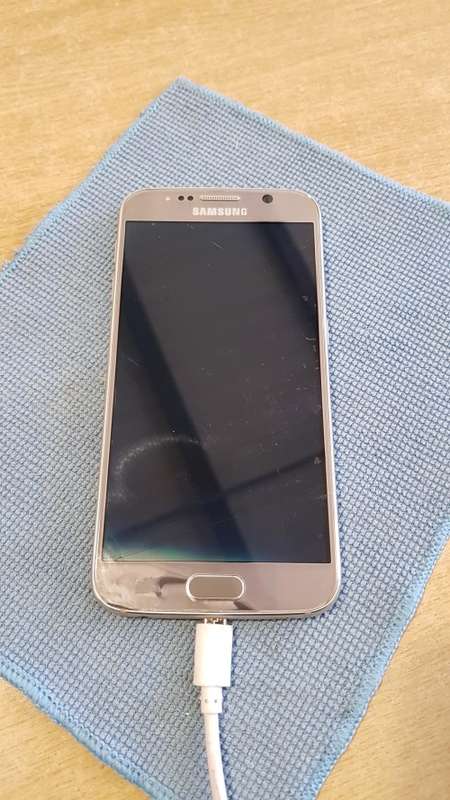Samsung Galaxy S6 Gold (Poor Condition - Broken Screen, missing back cover)