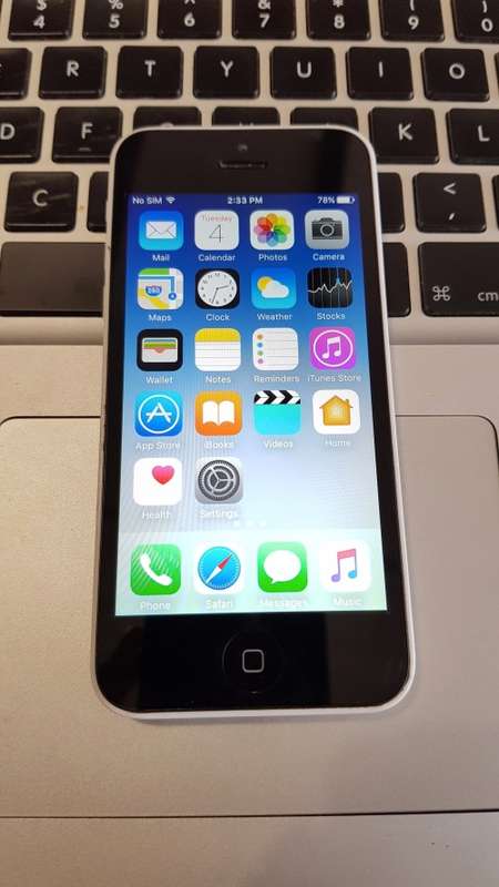 iPhone 5c 32GB White {good - dust specs under screen}