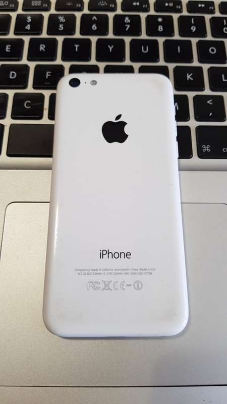 iPhone 5c 32GB White {good - dust specs under screen}