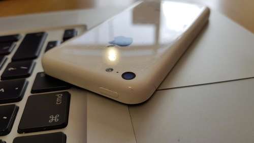 iPhone 5c 32GB White {good - dust specs under screen}