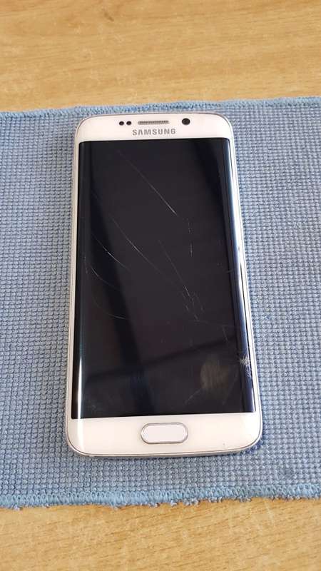 Galaxy S6 Edge 64GB White Pearl {Poor condition - cracked screen glass}