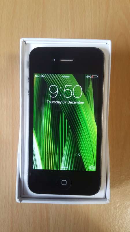 iPhone 4 8GB Black (9.5/10) Classic & Elegant