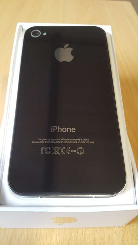 iPhone 4 8GB Black (9.5/10) Classic & Elegant