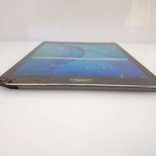 Samsung Galaxy Tab A 9.7 16GB (2015) (Wifi + LTE) - Cracked Screen