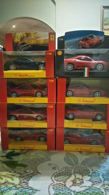 Ferrari - 3 Shell Hot Wheel sets with display case