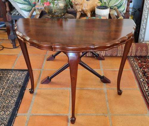 Table. Half-moon Table / Entrance Hall Table. In Beautiful Condition. Good size and height.