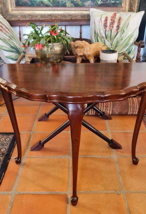 Table. Half-moon Table / Entrance Hall Table. In Beautiful Condition. Good size and height.