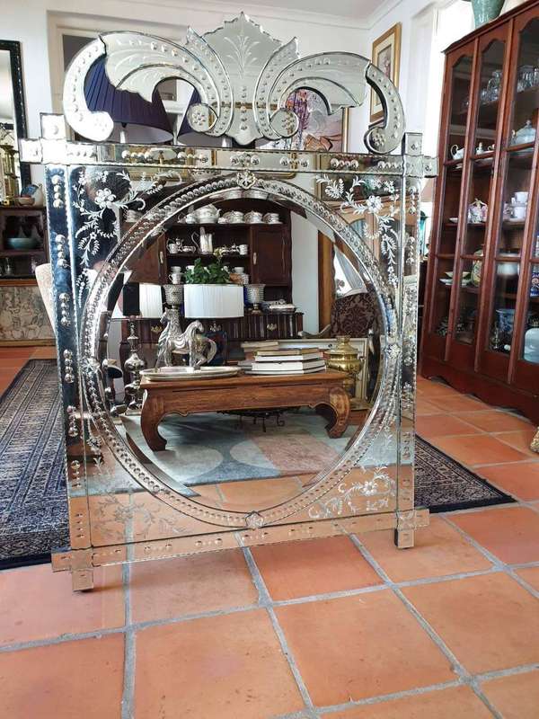Venetian mirror with Beautiful etched flower and leaf design. The inner an