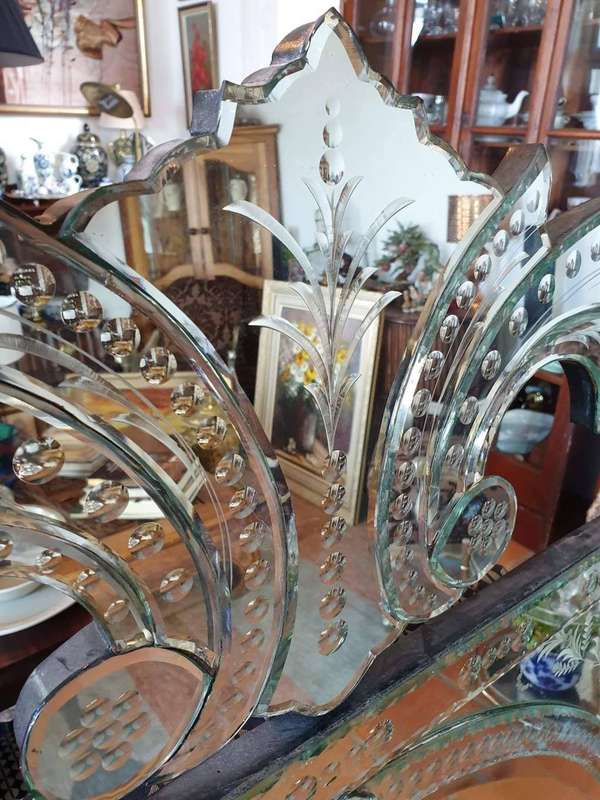 Venetian mirror with Beautiful etched flower and leaf design. The inner an