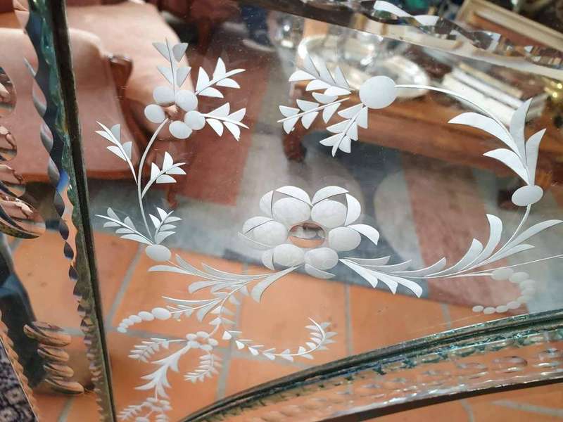 Venetian mirror with Beautiful etched flower and leaf design. The inner an
