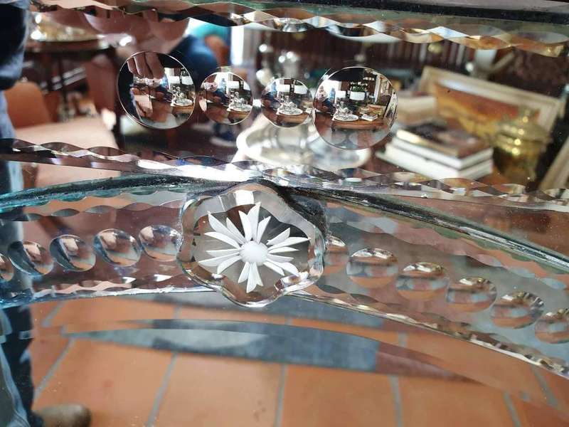 Venetian mirror with Beautiful etched flower and leaf design. The inner an