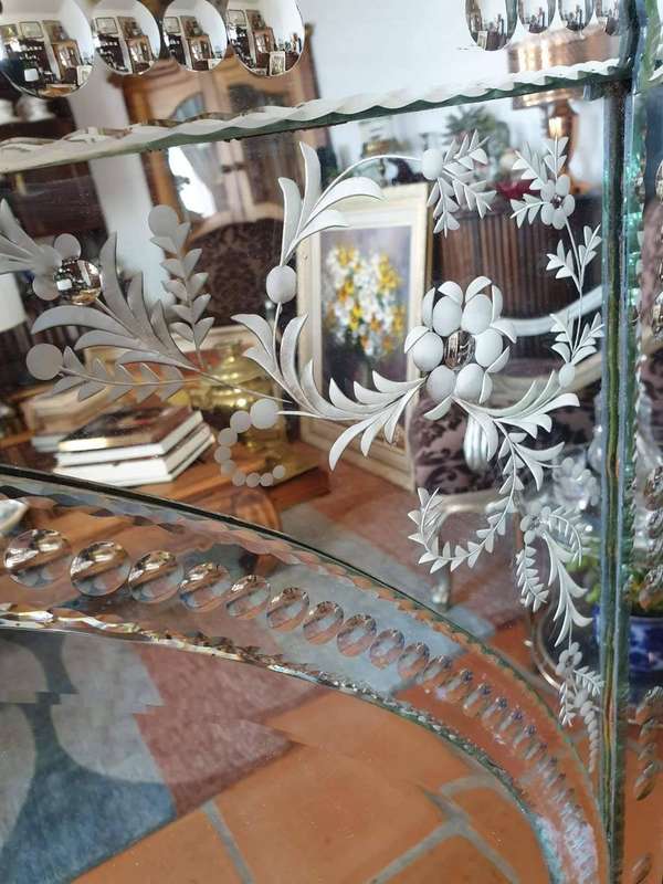 Venetian mirror with Beautiful etched flower and leaf design. The inner an
