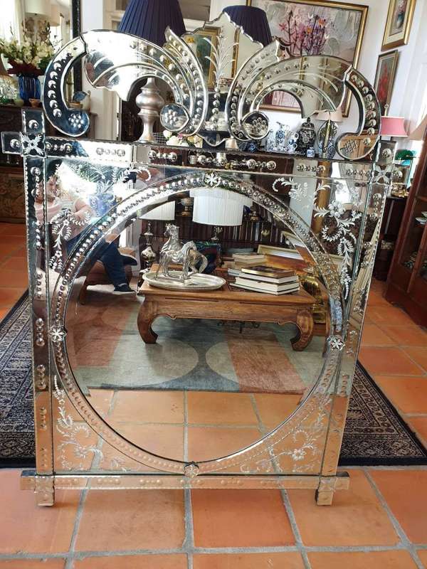 Venetian mirror with Beautiful etched flower and leaf design. The inner an