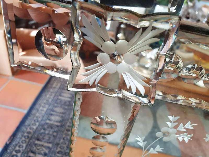 Venetian mirror with Beautiful etched flower and leaf design. The inner an