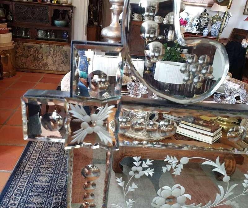 Venetian mirror with Beautiful etched flower and leaf design. The inner an
