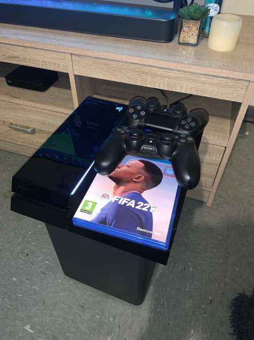 Playstation 4 Console with 2 controllers and fifa 2022.. everything is working