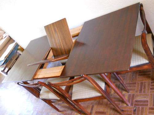 Fairly Modern Suit, Table and 6 Chairs, extend-able table