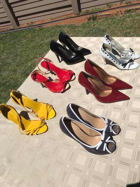 6 PAIRS OF USED LADIES SIZE 4 SHOES - GOOD CONDITION - DISCREET LISTING - LOT 2
