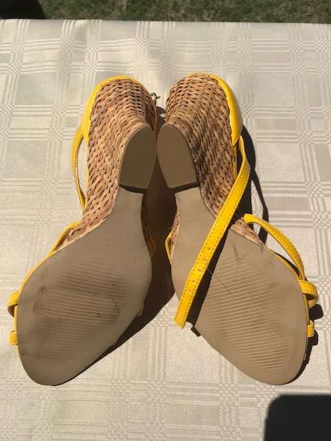 6 PAIRS OF USED LADIES SIZE 4 SHOES - GOOD CONDITION - DISCREET LISTING - LOT 2