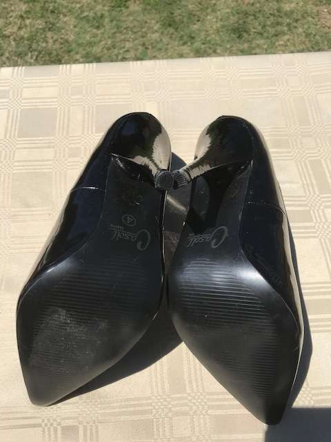 6 PAIRS OF USED LADIES SIZE 4 SHOES - GOOD CONDITION - DISCREET LISTING - LOT 2