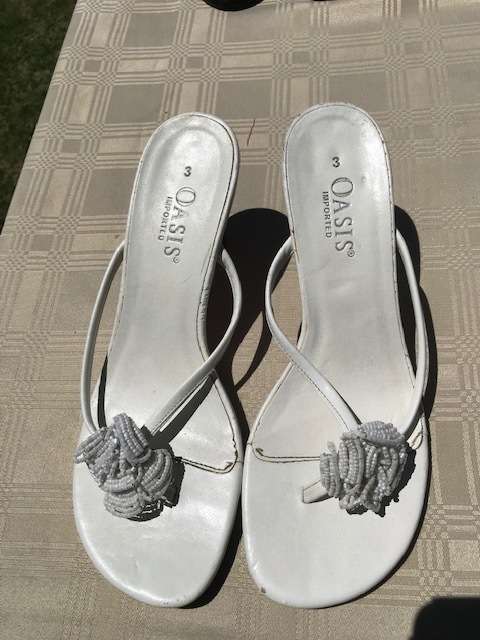 6 PAIRS OF USED LADIES SIZE 4 SHOES - GOOD CONDITION - DISCREET LISTING - LOT 3
