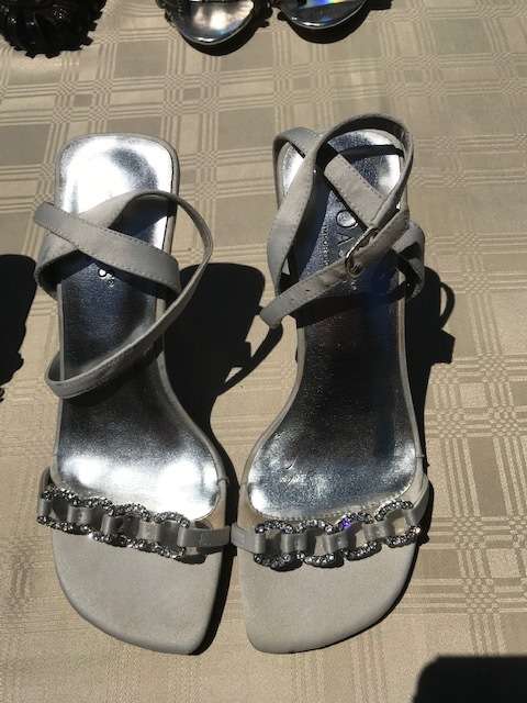 6 PAIRS OF USED LADIES SIZE 4 SHOES - GOOD CONDITION - DISCREET LISTING - LOT 3