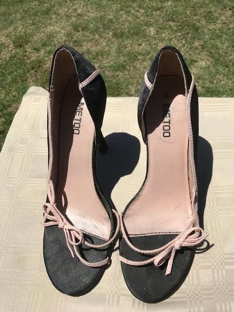 6 PAIRS OF USED LADIES SIZE 4 SHOES - GOOD CONDITION - DISCREET LISTING - LOT 3