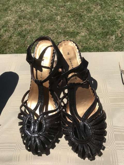 6 PAIRS OF USED LADIES SIZE 4 SHOES - GOOD CONDITION - DISCREET LISTING - LOT 3