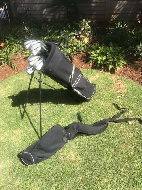 8 PIECE GOLF SET COMPLETE WITH GOLF BAG AND COVER