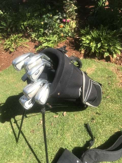 8 PIECE GOLF SET COMPLETE WITH GOLF BAG AND COVER