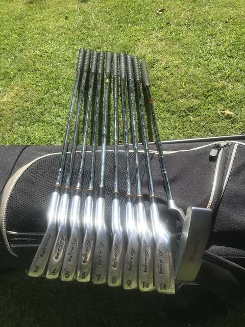 8 PIECE GOLF SET COMPLETE WITH GOLF BAG AND COVER