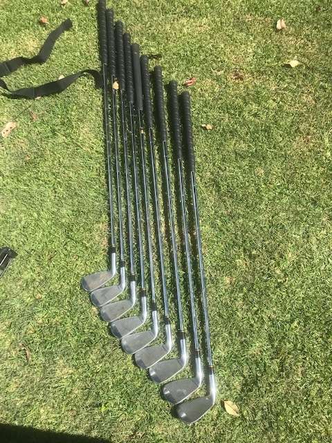 8 PIECE GOLF SET COMPLETE WITH GOLF BAG AND COVER